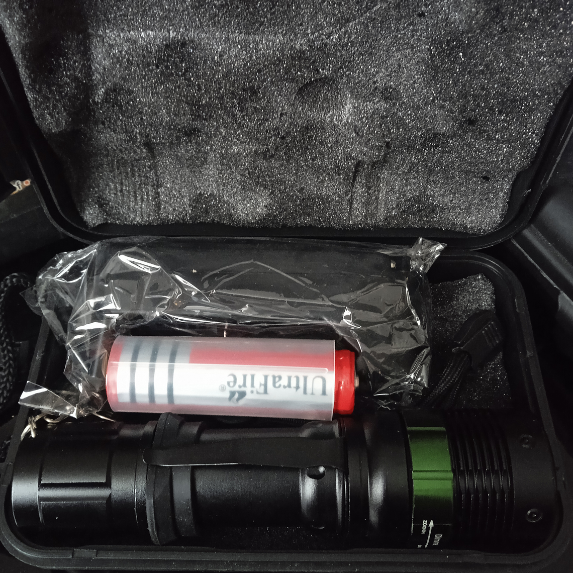 Lanterna táctica led 12000 lúmens  4