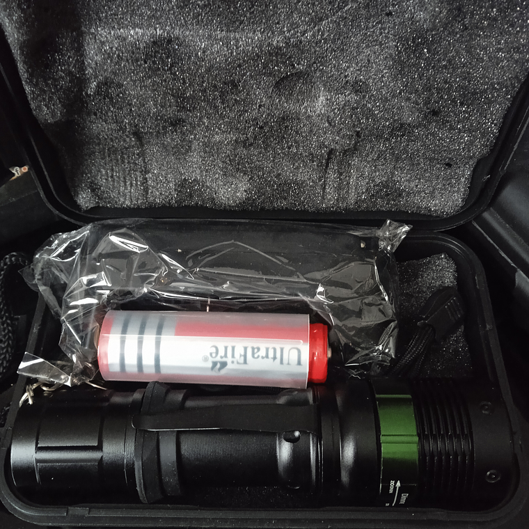 Lanterna táctica led 12000 lúmens  4