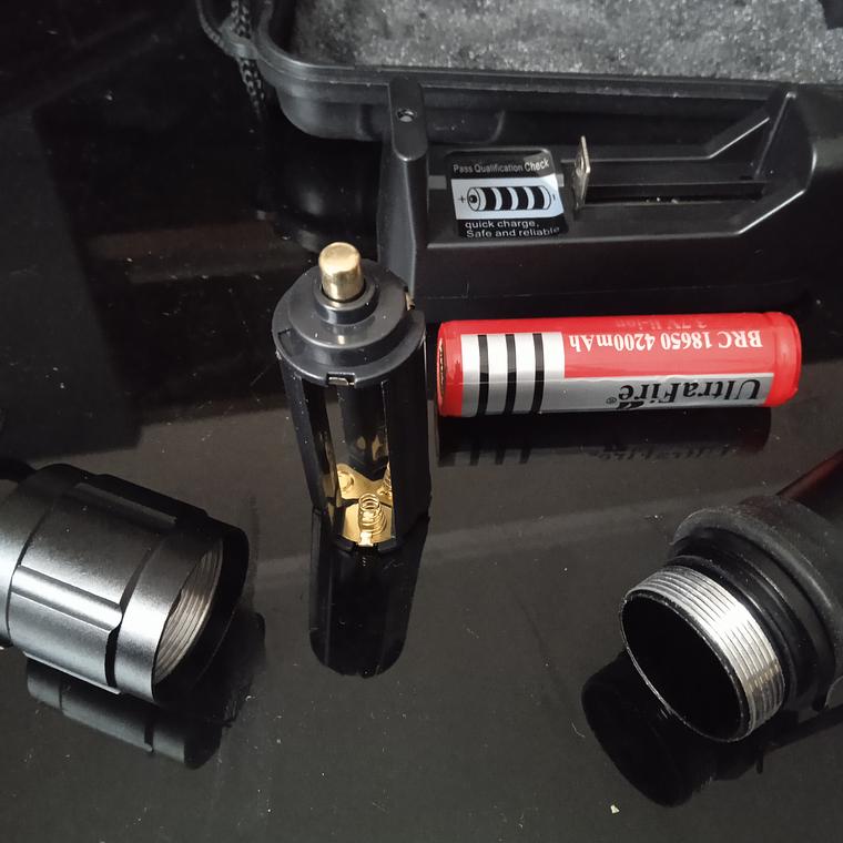 Lanterna táctica led 12000 lúmens  5