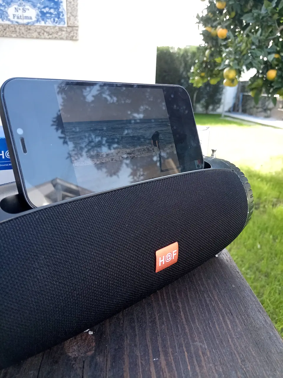 Coluna wireless com suporte de telemóvel 2