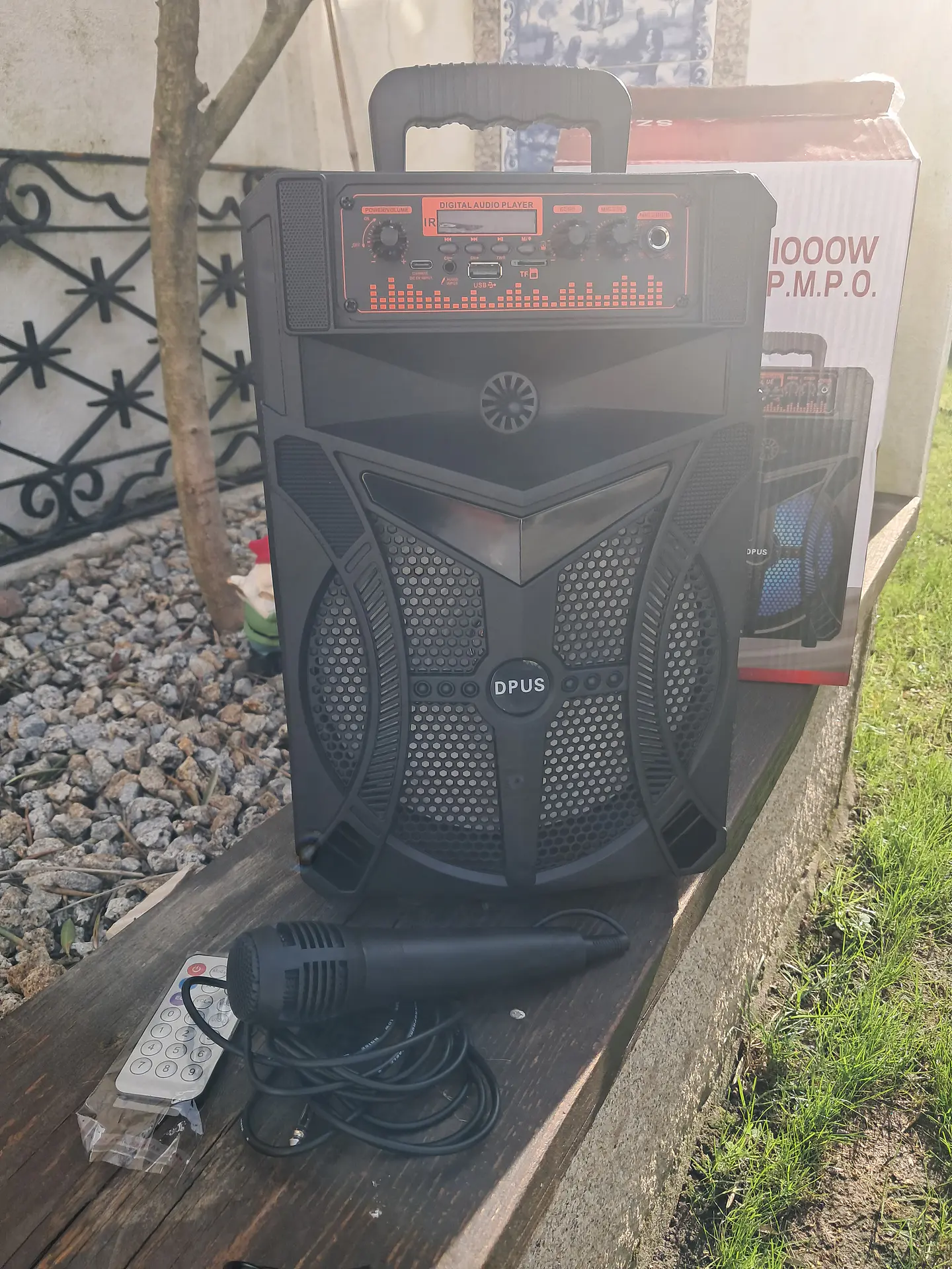 Coluna para karaoke com microfone e comando  1