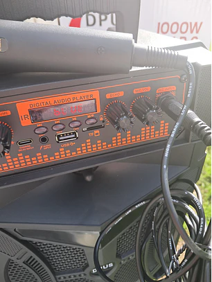 Coluna para karaoke com microfone e comando 