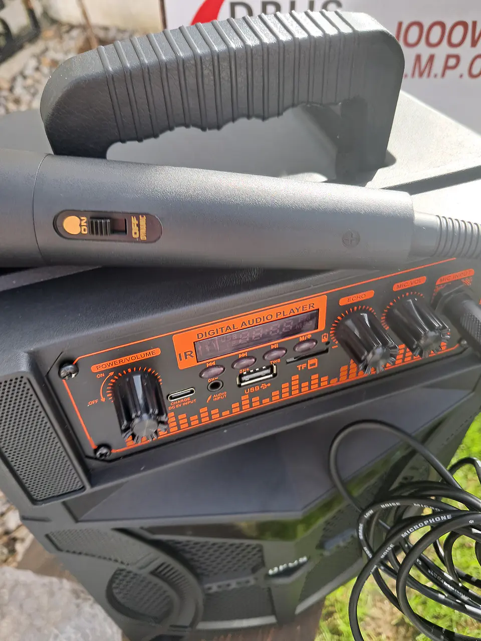 Coluna para karaoke com microfone e comando  3