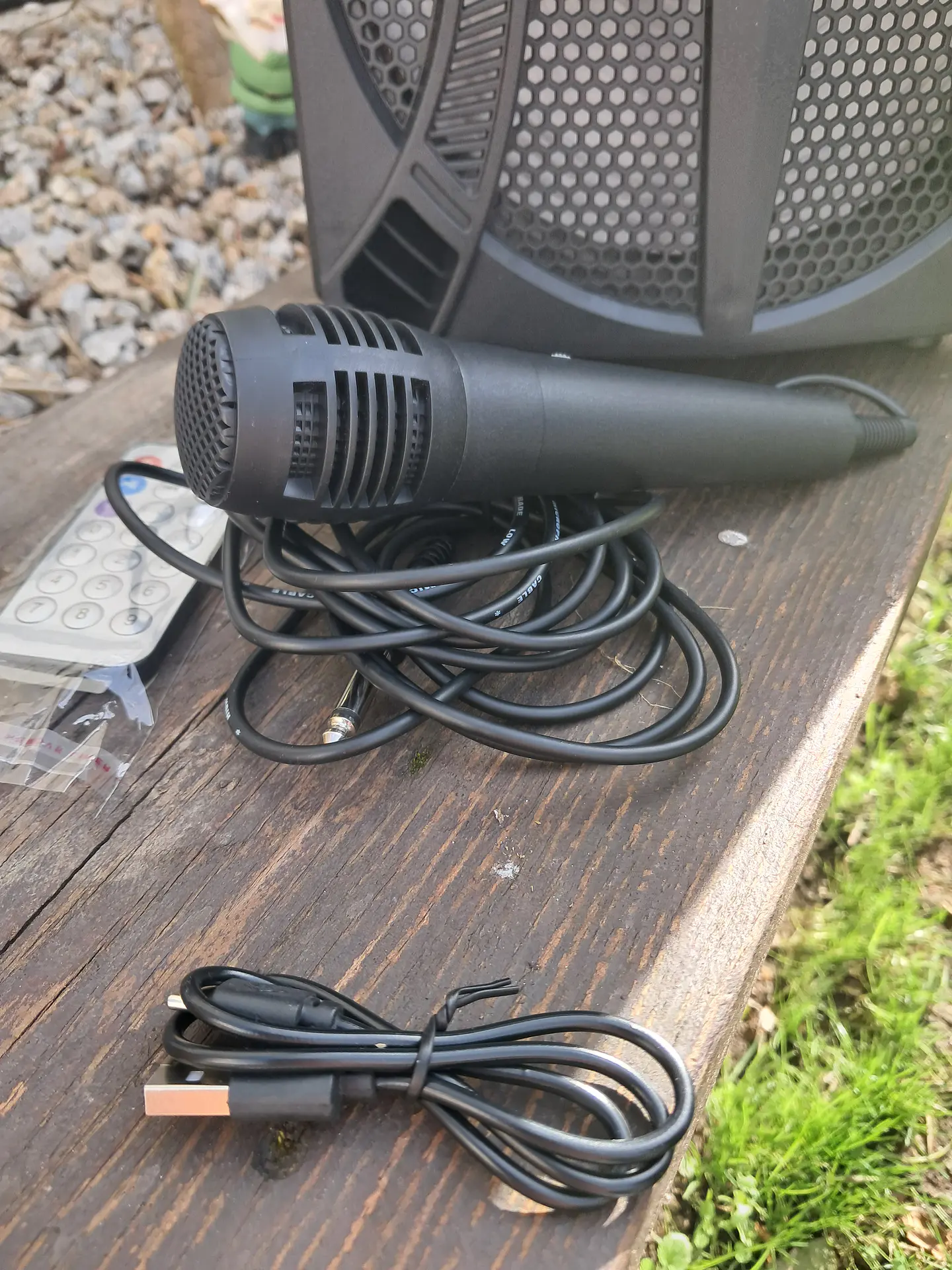 Coluna para karaoke com microfone e comando  4