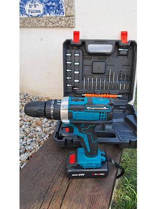 Aparafusadora , com duas baterias e extras.