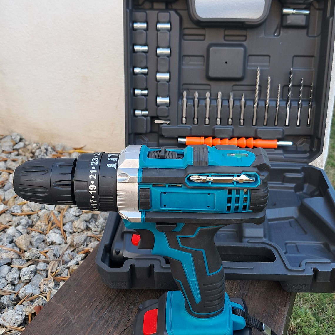 Aparafusadora , com duas baterias e extras. 2