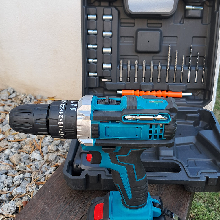 Aparafusadora , com duas baterias e extras. 2