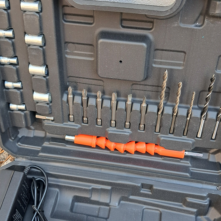 Aparafusadora , com duas baterias e extras. 3