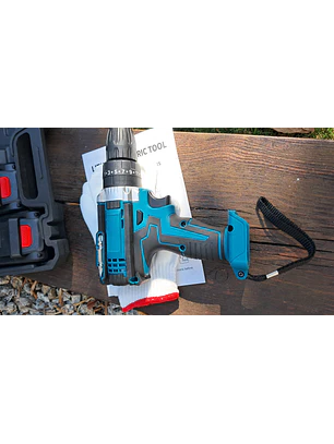 Aparafusadora , com duas baterias e extras.