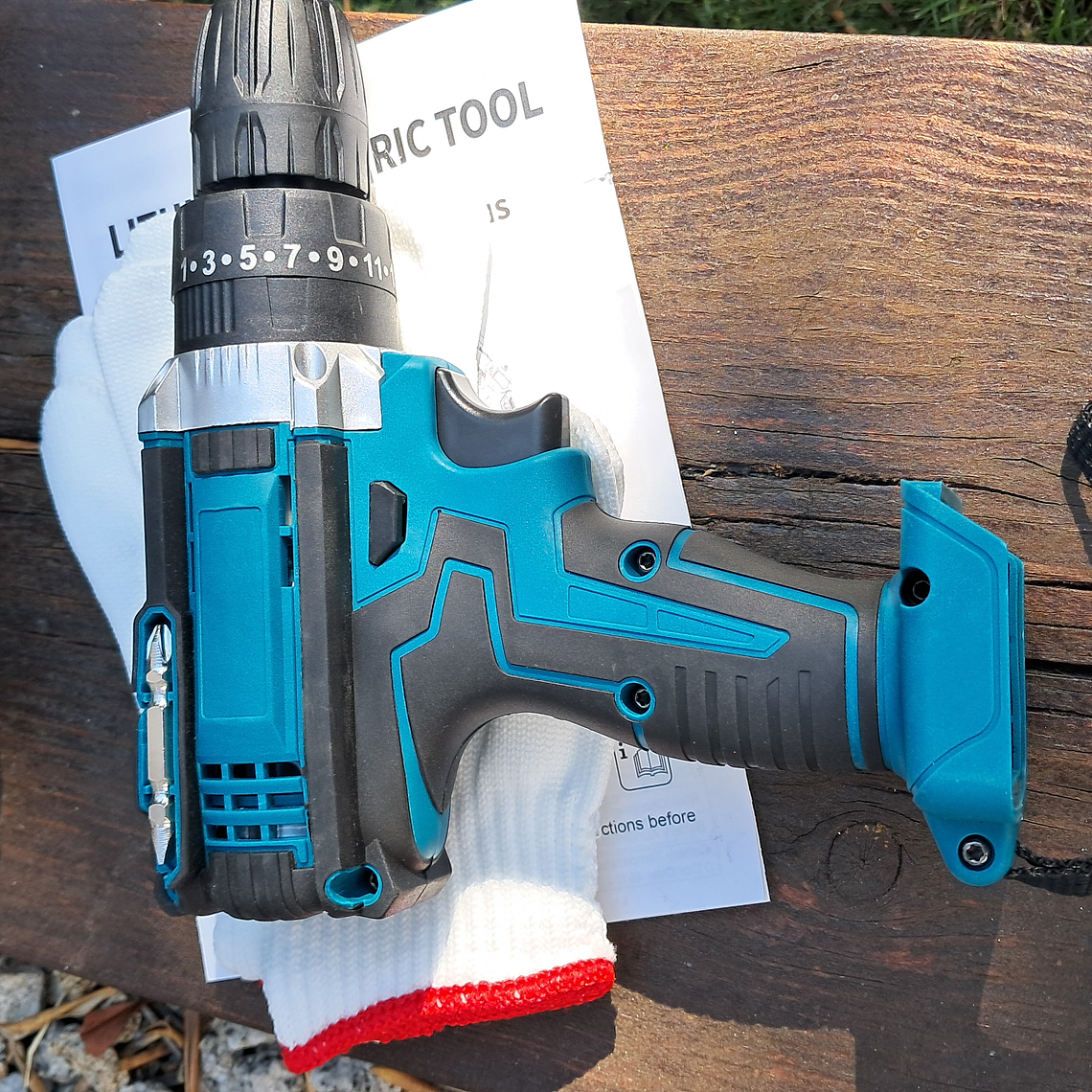 Aparafusadora , com duas baterias e extras. 1