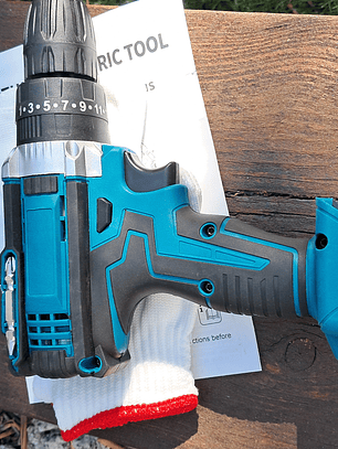 Aparafusadora , com duas baterias e extras.