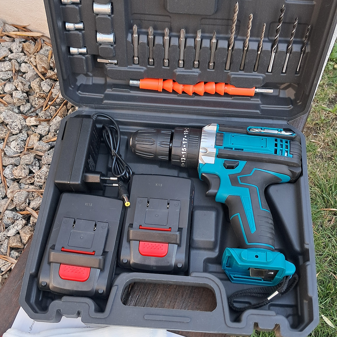 Aparafusadora , com duas baterias e extras. 4