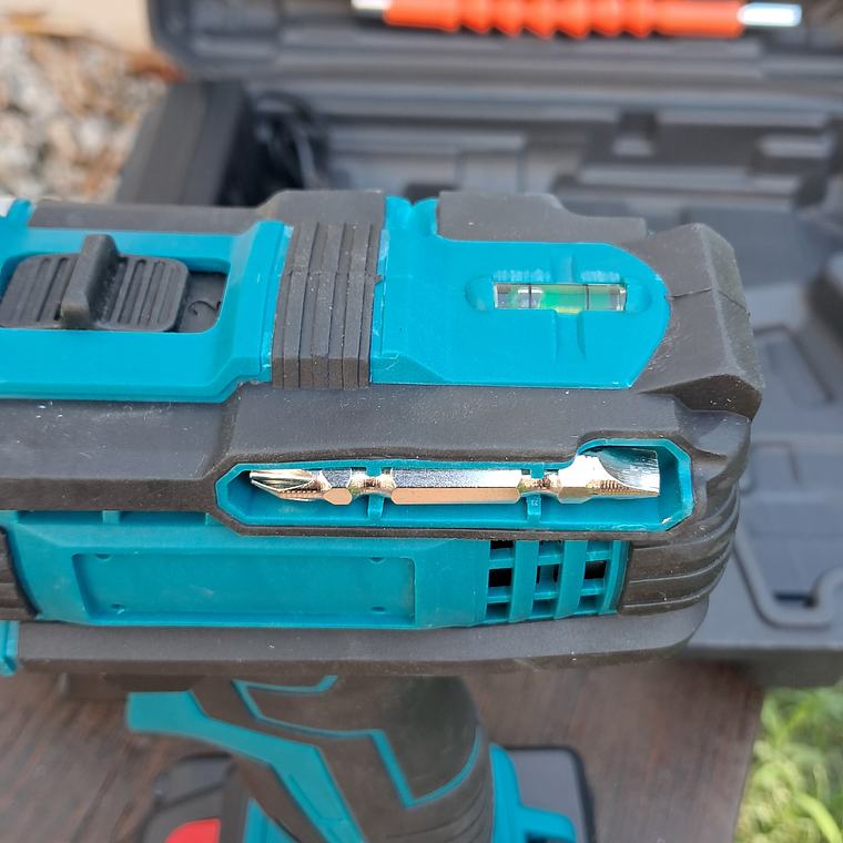 Aparafusadora , com duas baterias e extras. 5