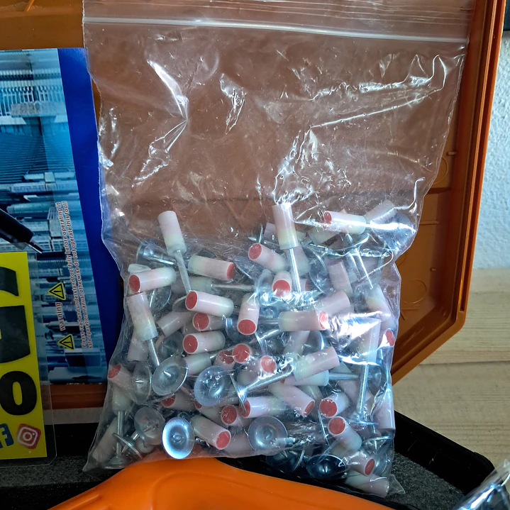 Pistola de pregos + 200 pregos de oferta  5