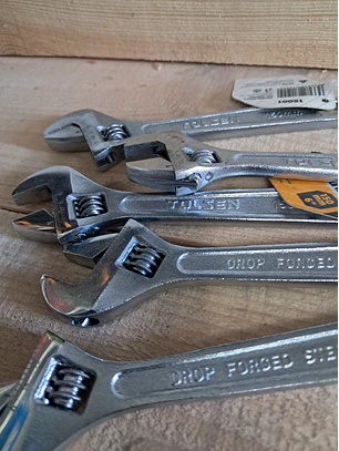  chave inglesa ajustável da marca Tolsen.