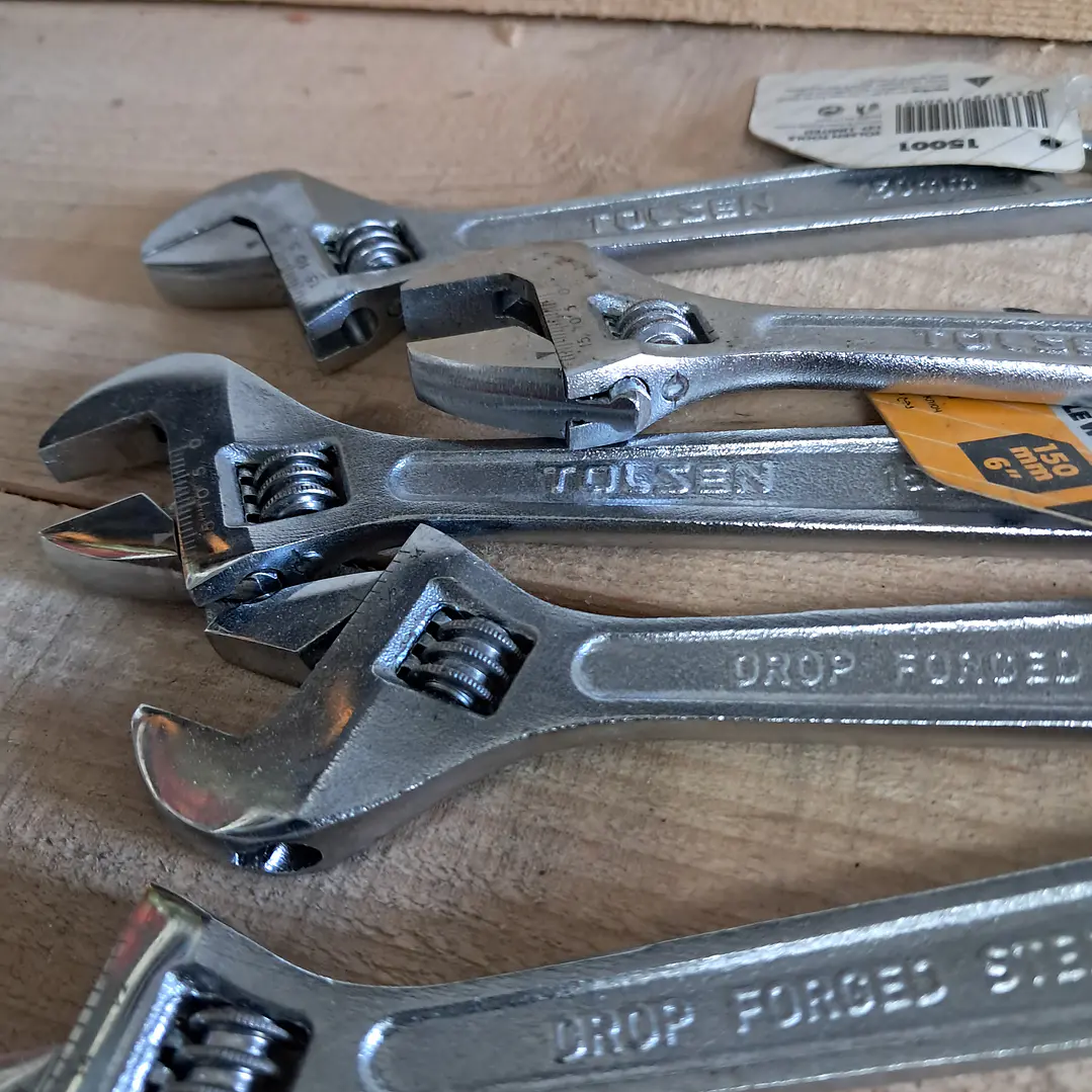  chave inglesa ajustável da marca Tolsen. 2