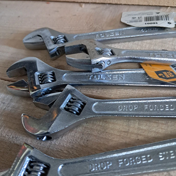  chave inglesa ajustável da marca Tolsen. 2