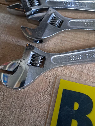  chave inglesa ajustável da marca Tolsen.