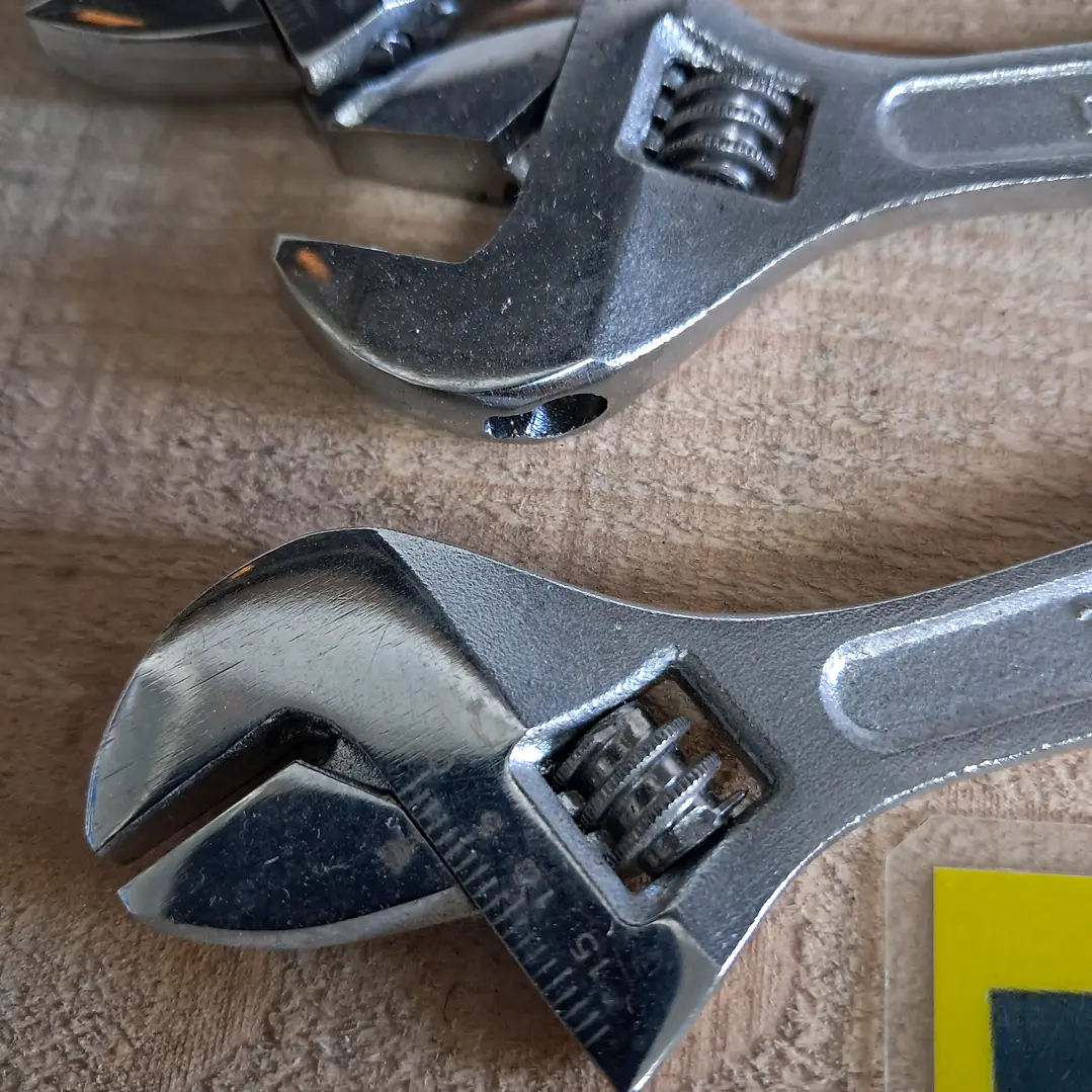  chave inglesa ajustável da marca Tolsen. 5