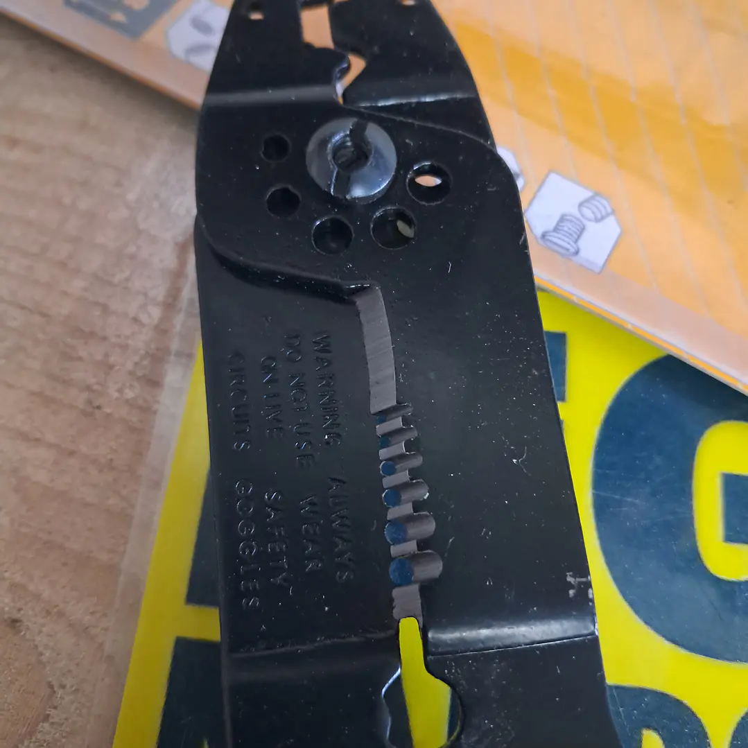 alicate de decapagem de fios Tolsen Industrial, modelo 38052.  3