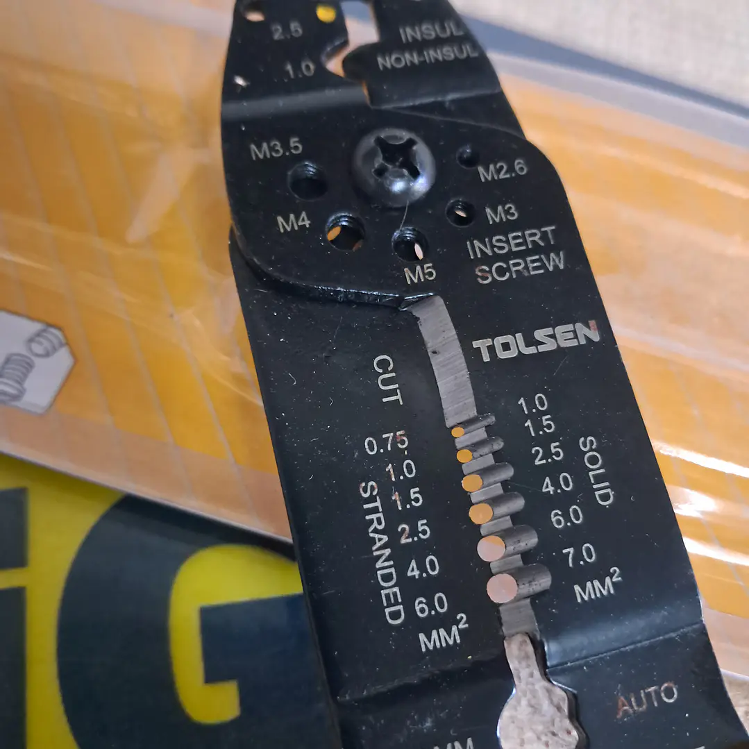 alicate de decapagem de fios Tolsen Industrial, modelo 38052.  4