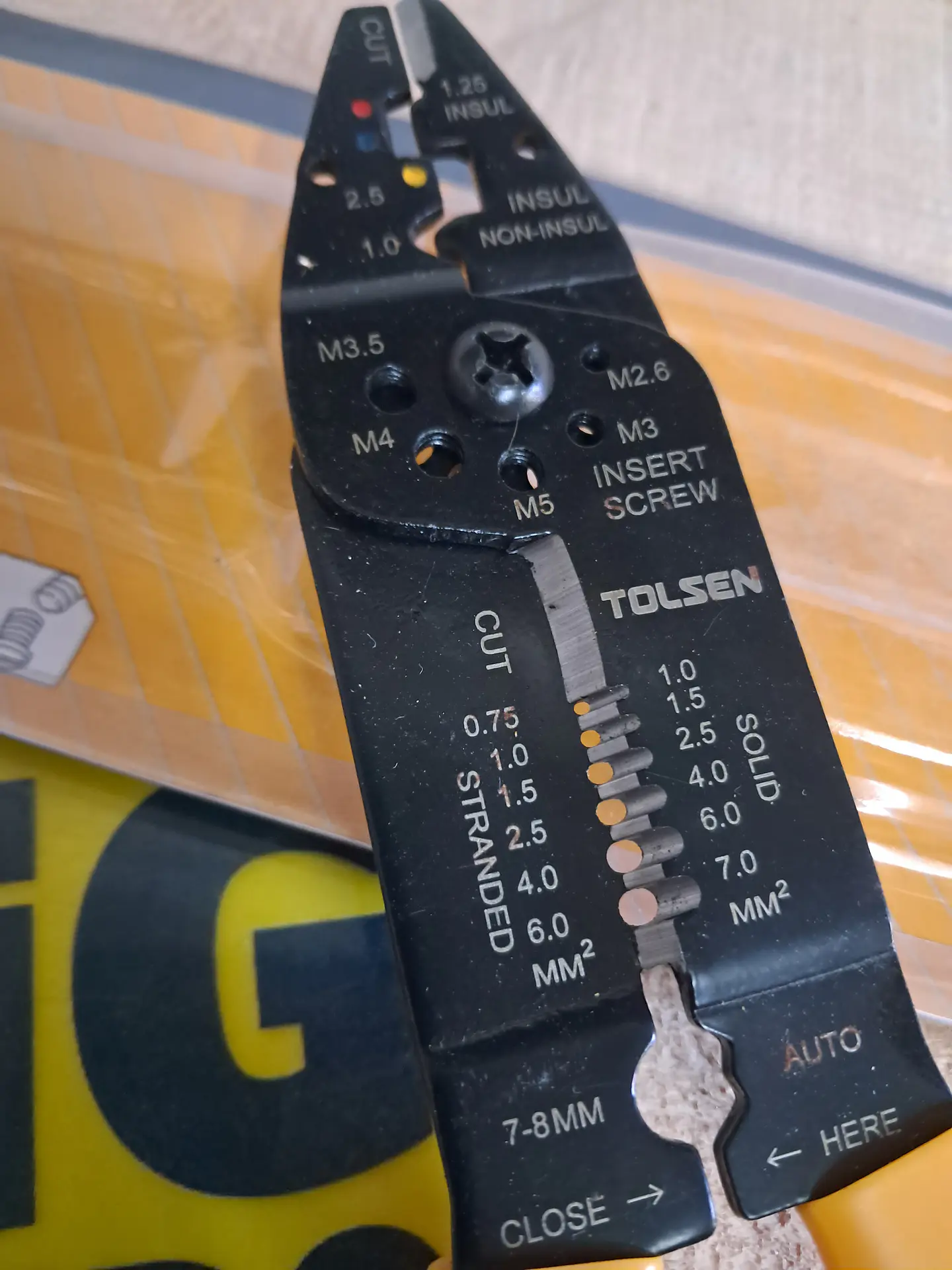 alicate de decapagem de fios Tolsen Industrial, modelo 38052.  4