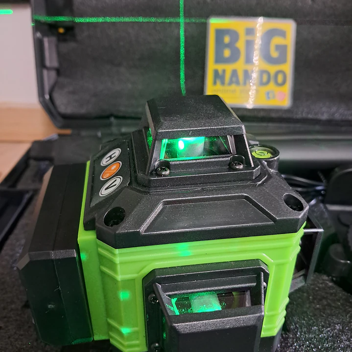 Nível lazer autonivelante, 2 batarias, comando + mala transporte plástico.  2