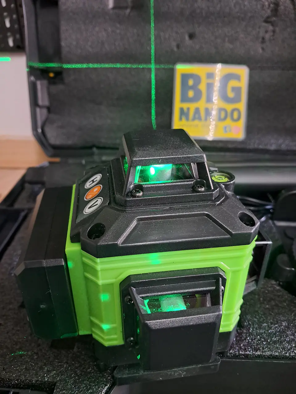 Nível lazer autonivelante, 2 batarias, comando + mala transporte plástico.  2