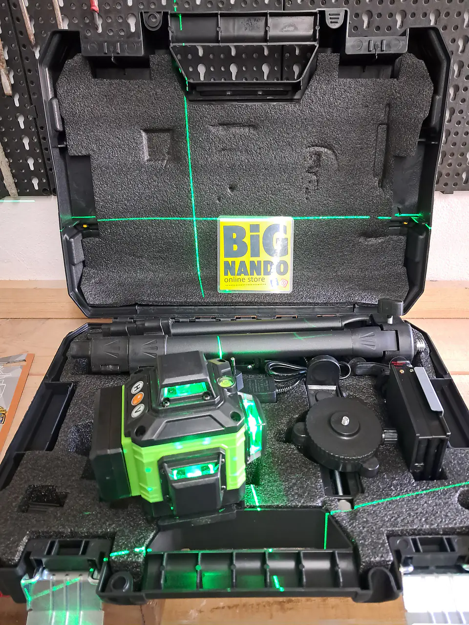 Nível lazer autonivelante, 2 batarias, comando + mala transporte plástico.  1