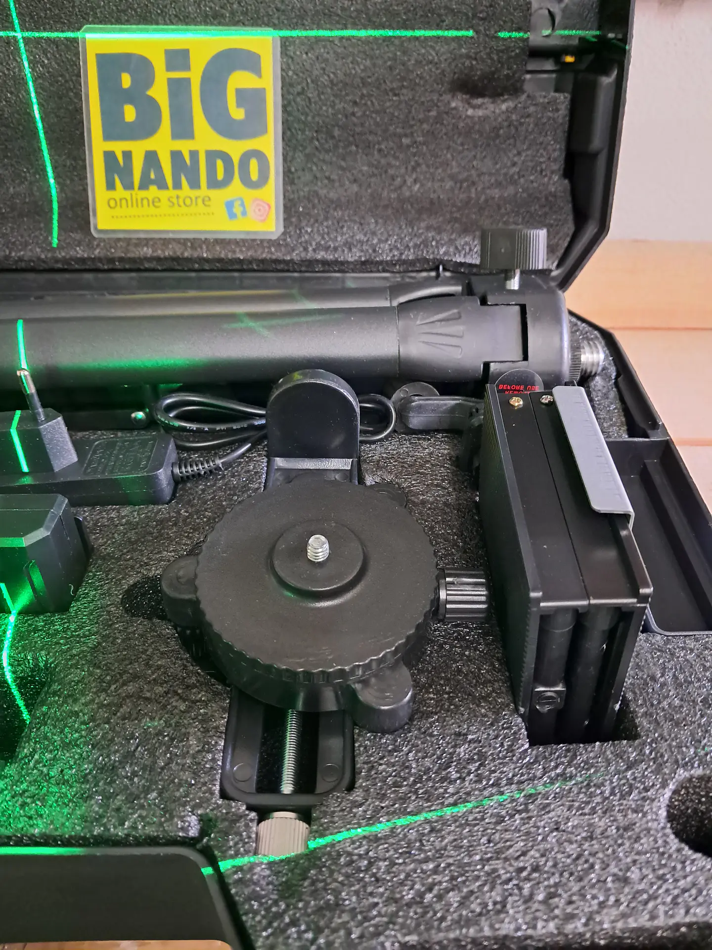 Nível lazer autonivelante, 2 batarias, comando + mala transporte plástico.  7