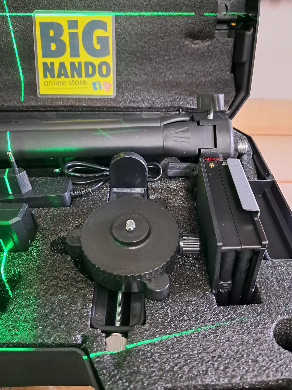 Nível lazer autonivelante, 2 batarias, comando + mala transporte plástico.  7