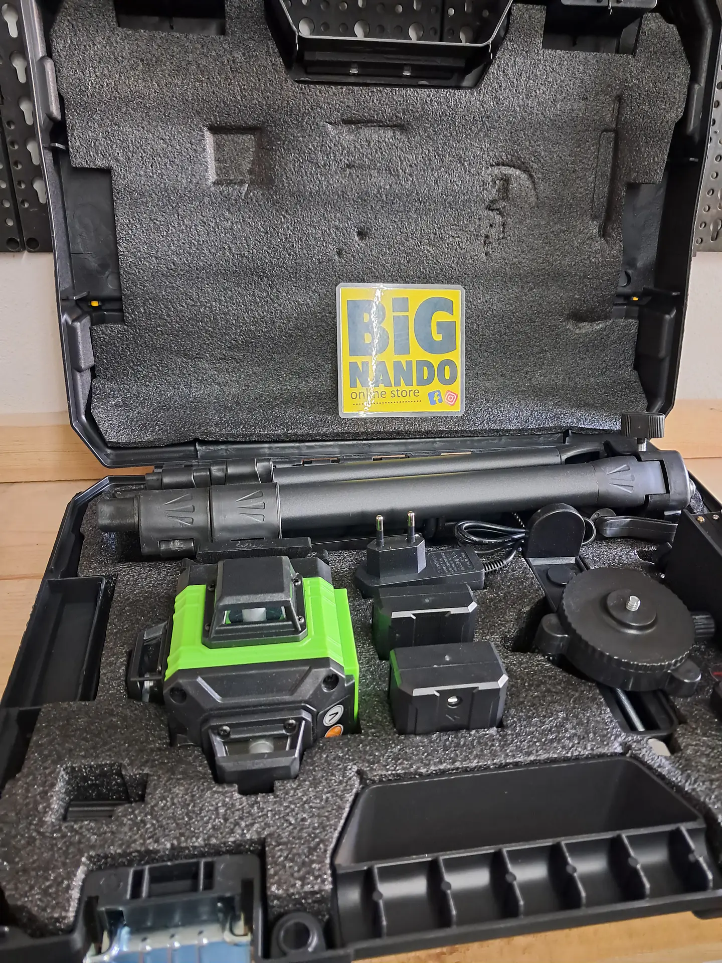 Nível lazer autonivelante, 2 batarias, comando + mala transporte plástico.  8