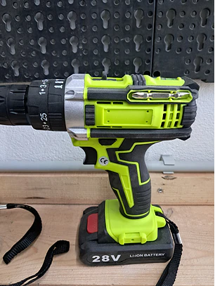 Berbequim/aparafusadora sem fios num estojo de transporte.