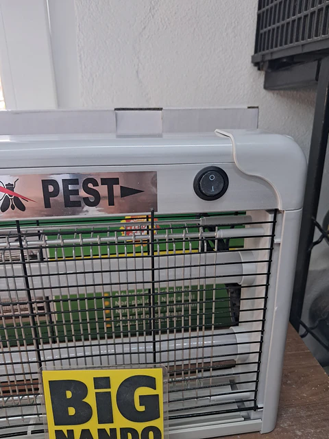 Mata moscas elétrico e mosquitos