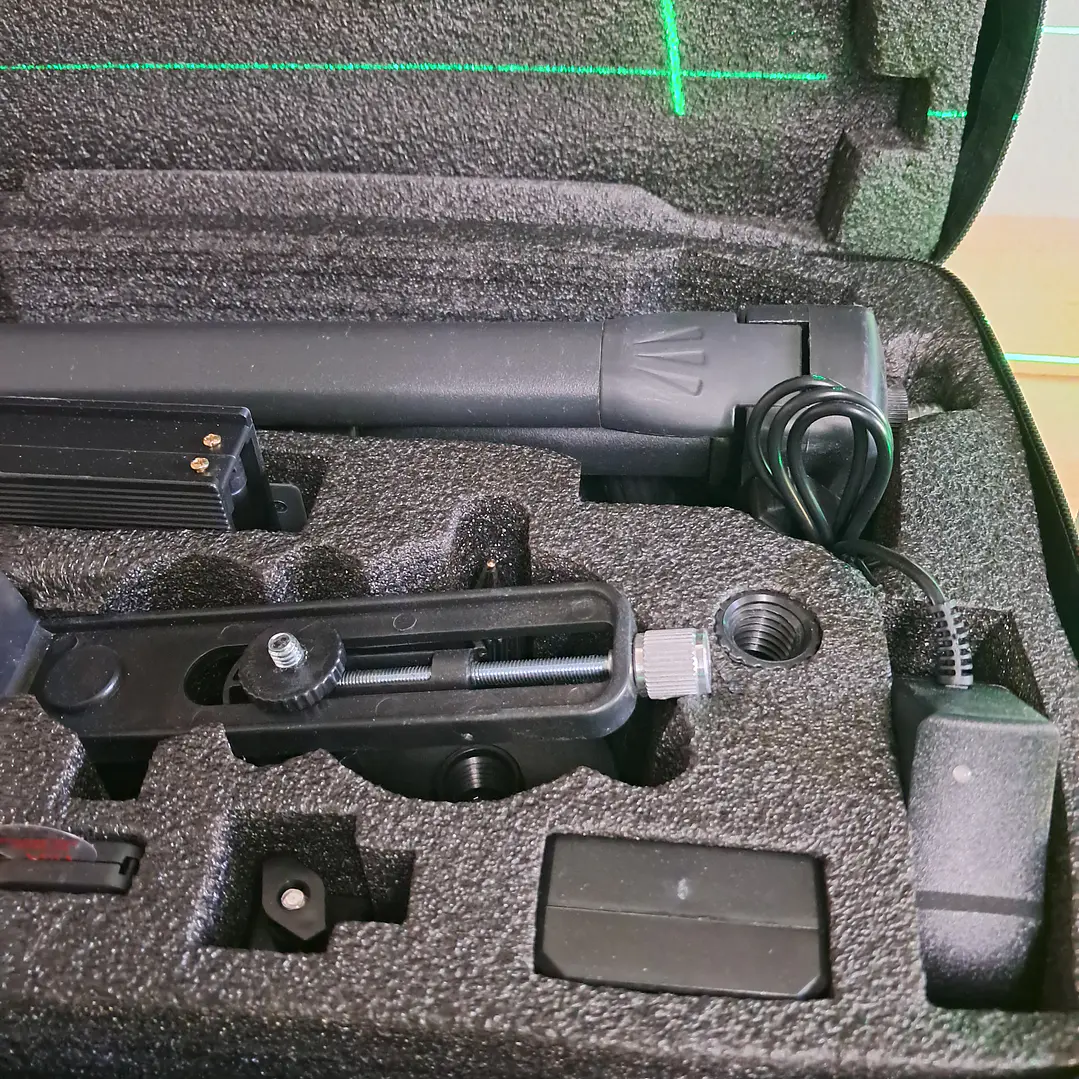 Nível laser 16 linhas 3D + tripé + 2 baterias + comando + Mala  2