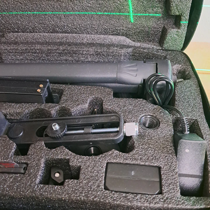 Nível laser 16 linhas 3D + tripé + 2 baterias + comando + Mala  2