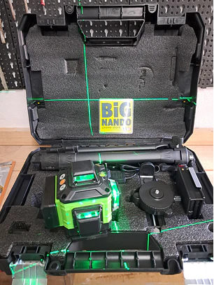 Nível laser 16 linhas 3D + tripé + 2 baterias + comando + Mala 
