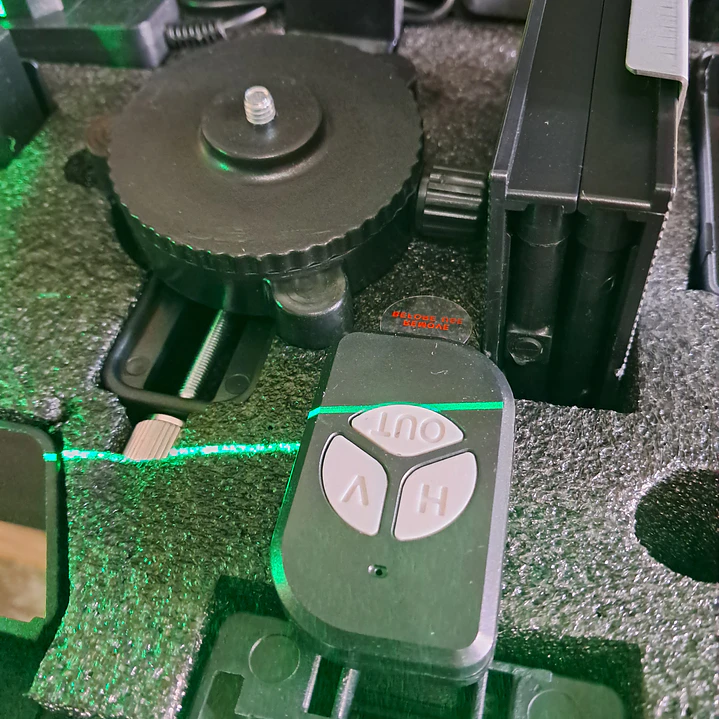 Nível laser 16 linhas 3D + tripé + 2 baterias + comando + Mala  4