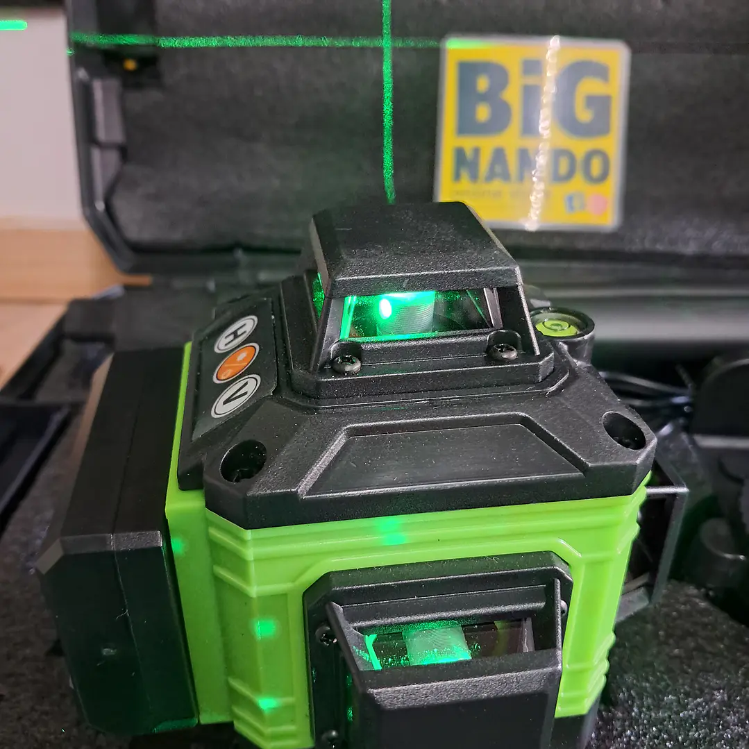 Nível laser 16 linhas 3D + tripé + 2 baterias + comando + Mala  6