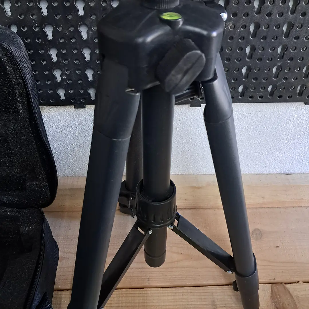 Nível laser 16 linhas 3D + tripé + 2 baterias + comando + Mala  8