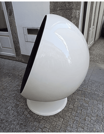  Ball Chair by Eero Aarnio  