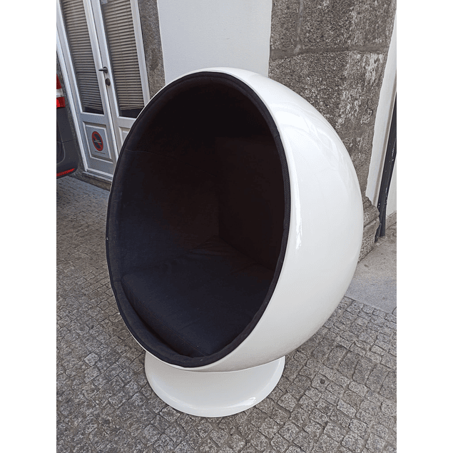  Ball Chair by Eero Aarnio  