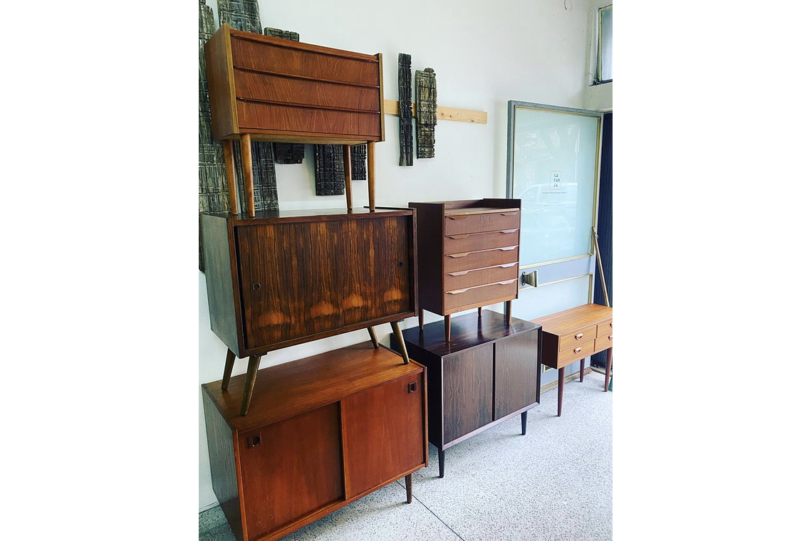 Dressers & Commodes