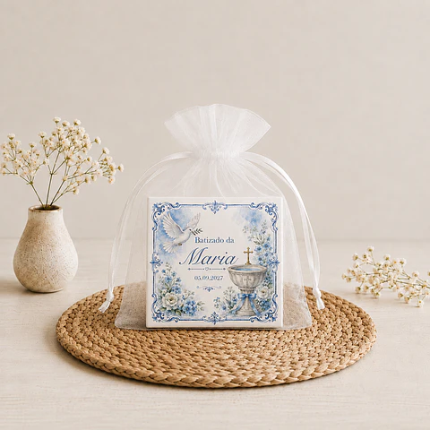 Lembrança de Batizado Personalizado em Azulejo com Pomba da Paz e Pia Batismal com Íman e Saquinho de Organza (opcional)