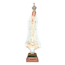 Estátua de Nossa Senhora de Fátima com pedras