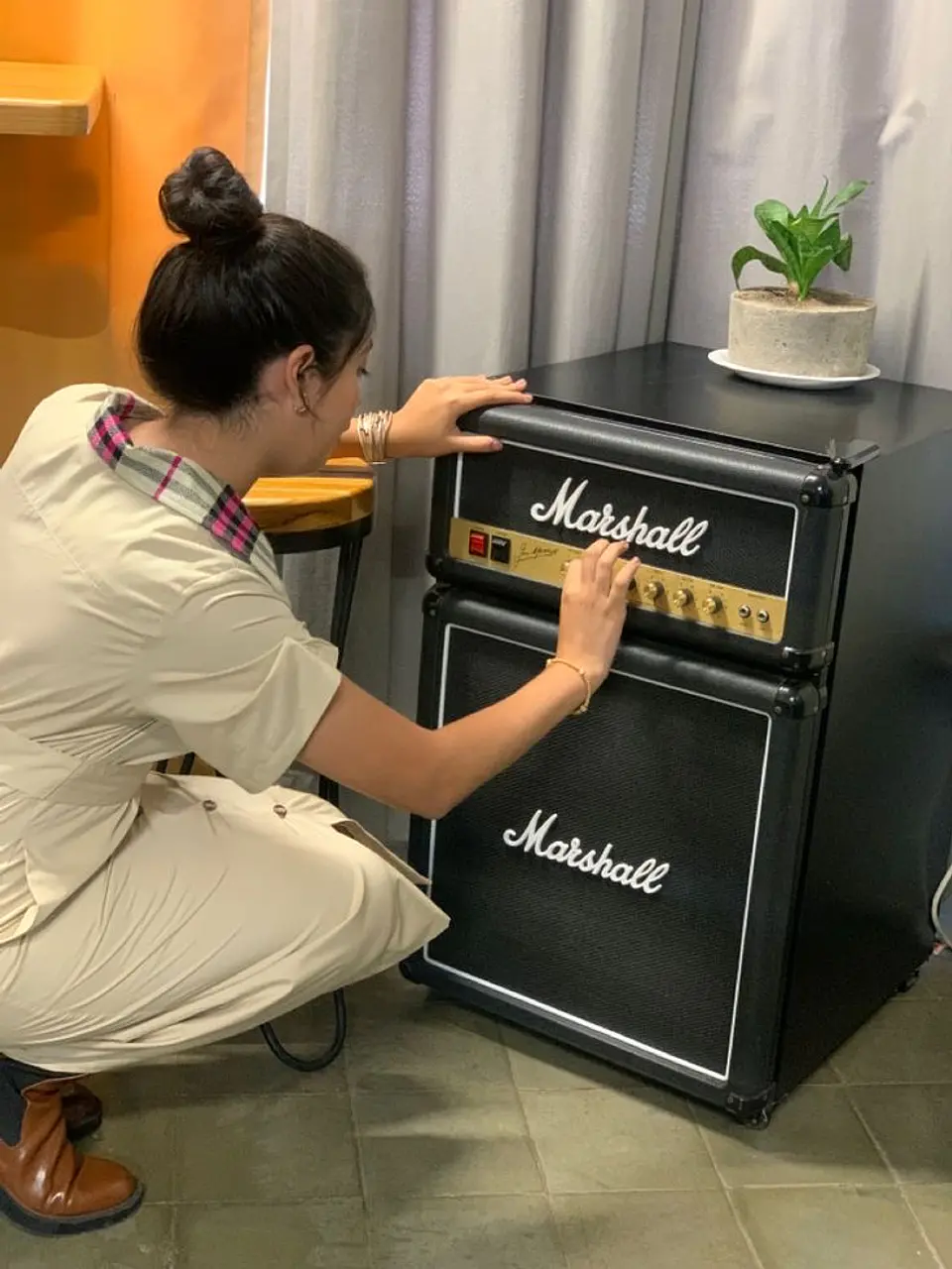 Frigobar 93L Customizado Estilo Marshall — A Estética Clássica do Amplificador Mais Famoso do Mundo com Refrescação De Respeito. 3