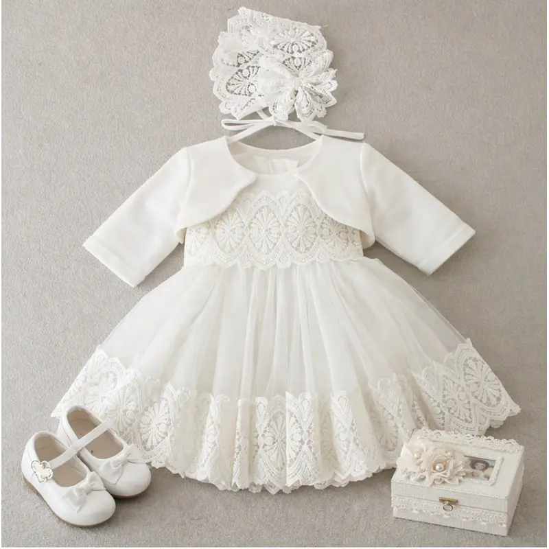 Vestido con delicados encajes 