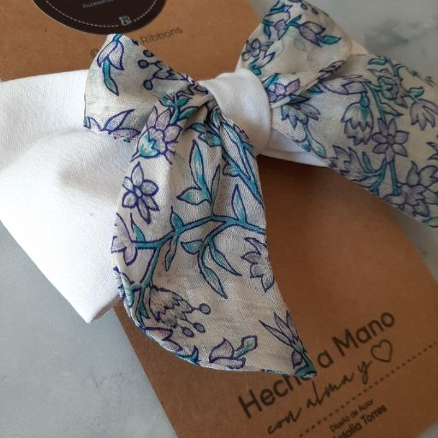 Maxilazo Isabella Blanco con flores  1