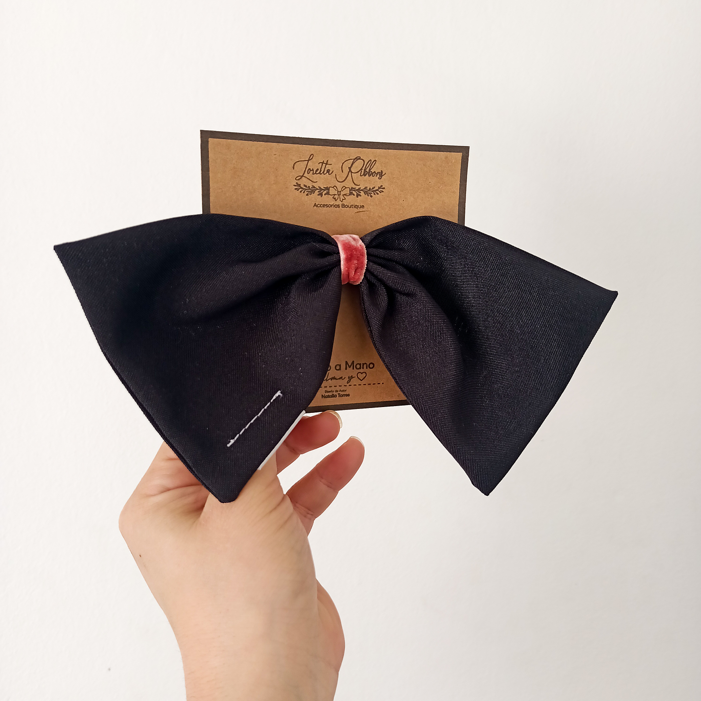 Colet Mariposa mediana negra con centro rosa 1