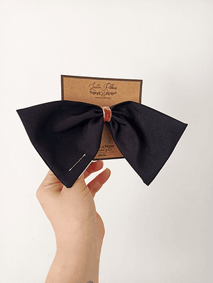 Colet Mariposa mediana negra con centro rosa